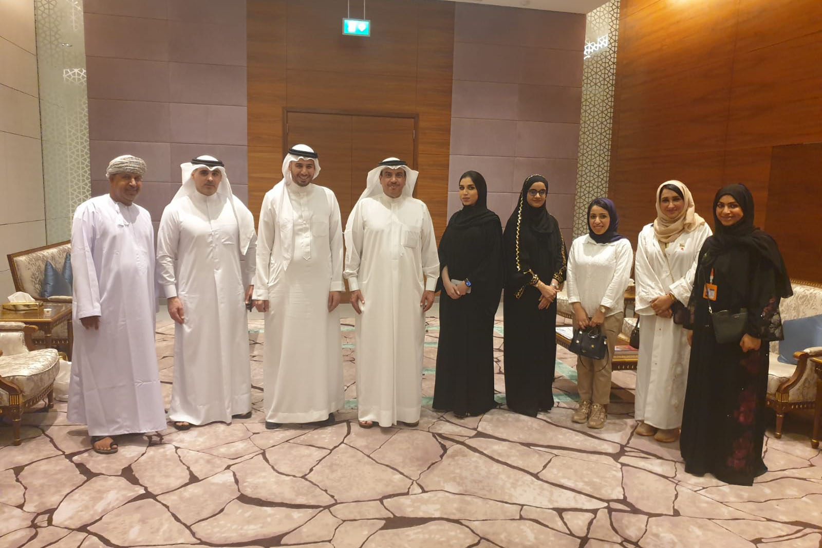 سفير البحرين في عمان يستقبل وفد "الصحفيين البحرينية"