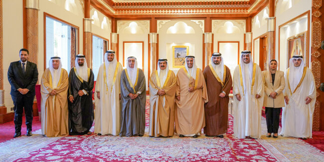 جلالة الملك المعظم يستقبل رئيس وأعضاء مجلس الإدارة الجديد لجمعية الصحافيين البحرينية