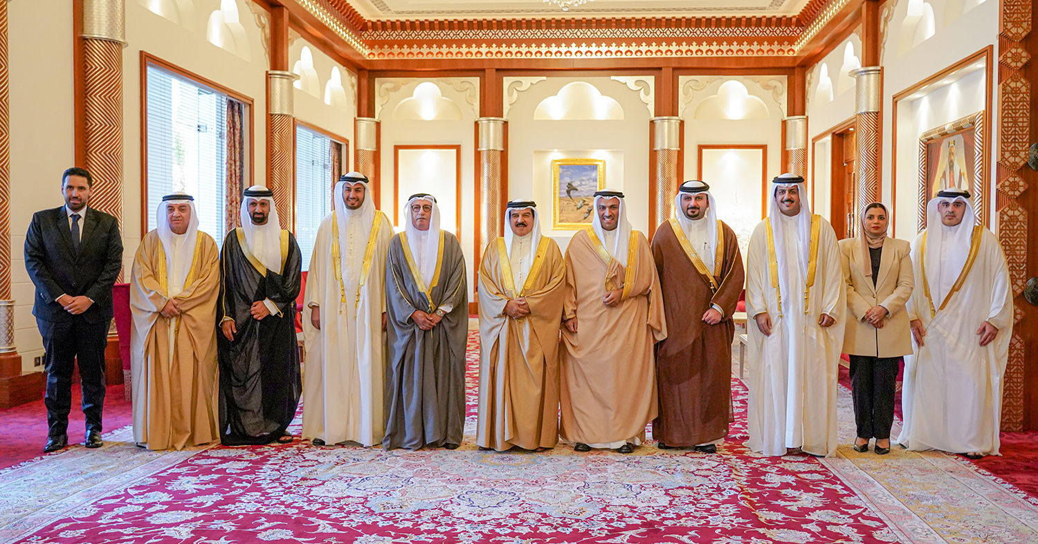 جلالة الملك المعظم يستقبل رئيس وأعضاء مجلس الإدارة الجديد لجمعية الصحافيين البحرينية