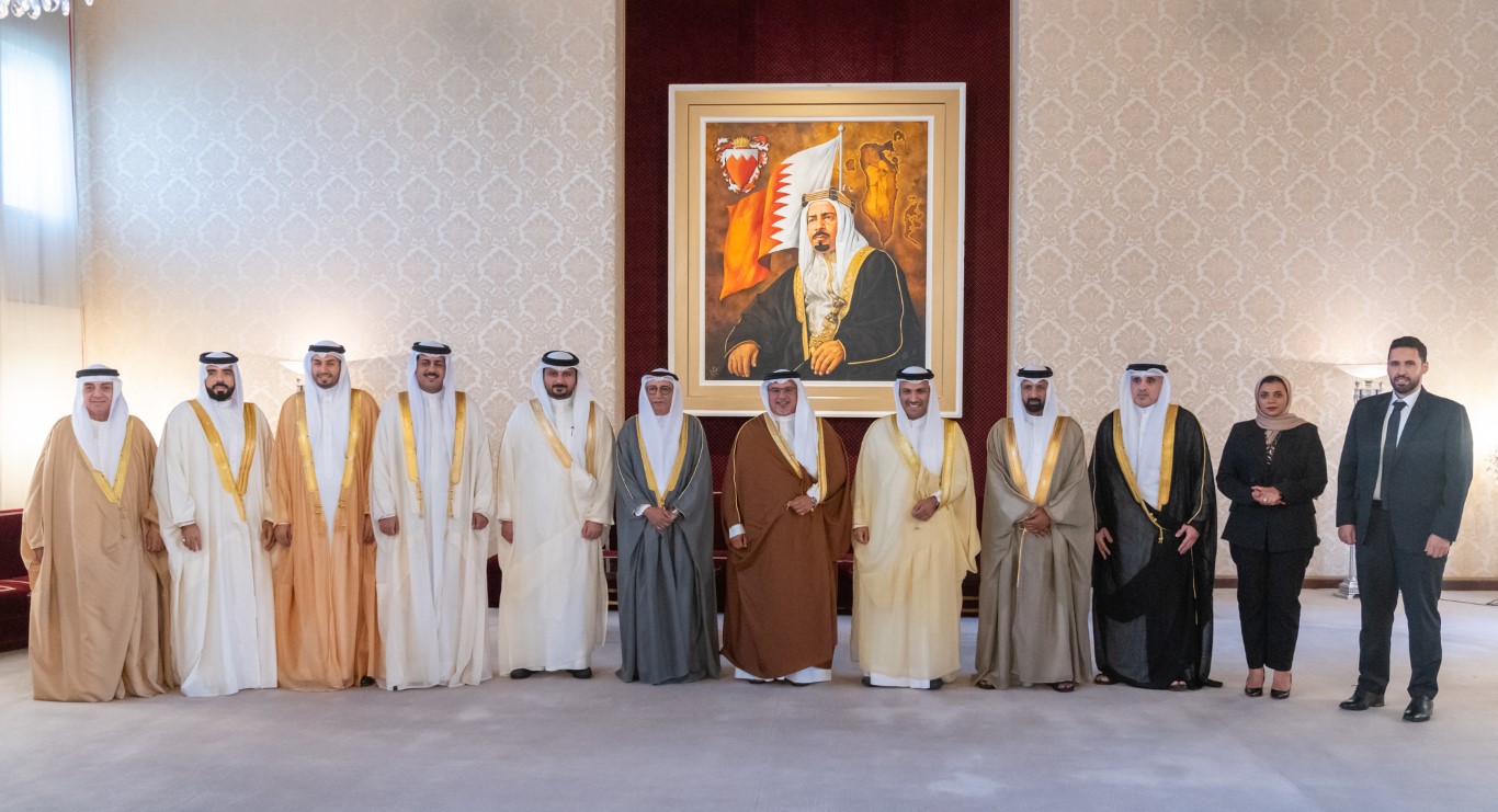 سمو ولي العهد رئيس مجلس الوزراء يقابل رئيس وأعضاء مجلس إدارة جمعية الصحفيين البحرينية