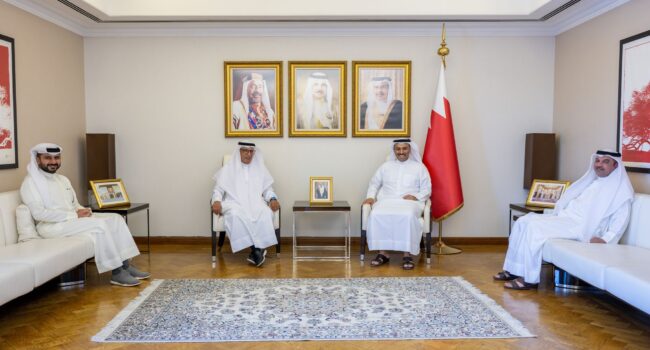 وزير الإعلام يستقبل رئيس جمعية الصحفيين البحرينية ويشيد بالدور البارز للجمعية في الارتقاء بالصحافة الوطنية وزير الإعلام يستقبل رئيس جمعية الصحفيين البحرينية ويشيد بالدور البارز للجمعية في الارتقاء بالصحافة الوطنية