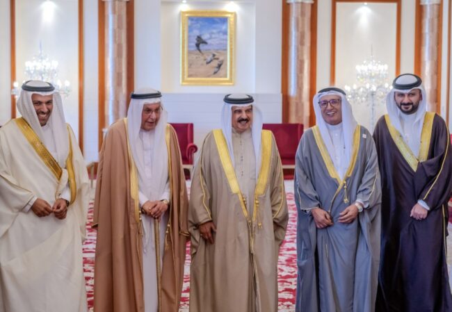 جلالة الملك المعظم يستقبل رئيس وأعضاء جمعية الصحفيين البحرينية بمناسبة اليوبيل الفضي